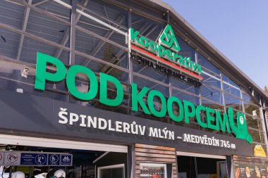 SpINDLERUV MLYN, CZECH Cumhuriyet - 9 Mart. 2022: Medvedin 745, Medvedin tepesine giden teleferik durağı. Krkonose Dağı, Çek kayak merkezi Spindleruv Mlyn. Çek Cumhuriyeti