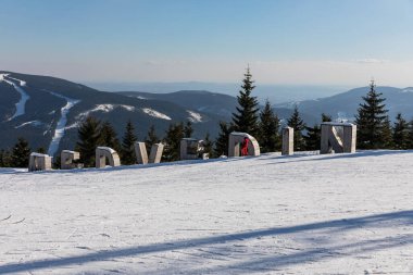 Medvedin, kayak merkezinin tepesinde tahta harfler. Medvedin dağda Krkonose, Çek kayak merkezi Spindleruv Mlyn. Çek Cumhuriyeti