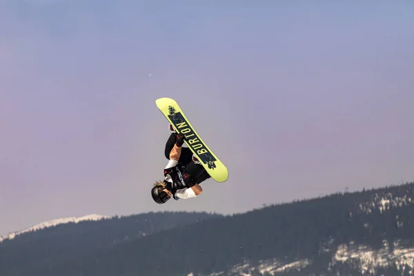 Spindleruv Mlyn Tschechische Republik März 2022 Snowboarder Springen Gegen Blauen — Stockfoto