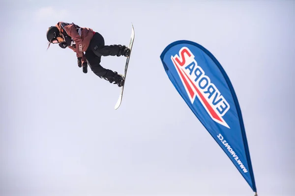 Spindleruv Mlyn チェコ共和国 3月18日 2022年 雪のボーダーが青空に向かって飛び跳ねる 若いスノーボーダーがSpindleruv Mlynに飛び込む 巨人山脈 Czech — ストック写真