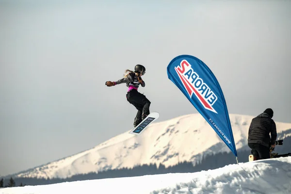 Spindleruv Mlyn Tschechische Republik März 2022 Snowboarder Springen Gegen Blauen — Stockfoto