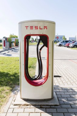 VESTEC, CZECH Cumhuriyet - 19 Temmuz, 2022 Supercharger Tesla İstasyonu. Elektrotlar için şarj istasyonu. Tesla arabalarını Tesla Supercharger 'a park ediyor..