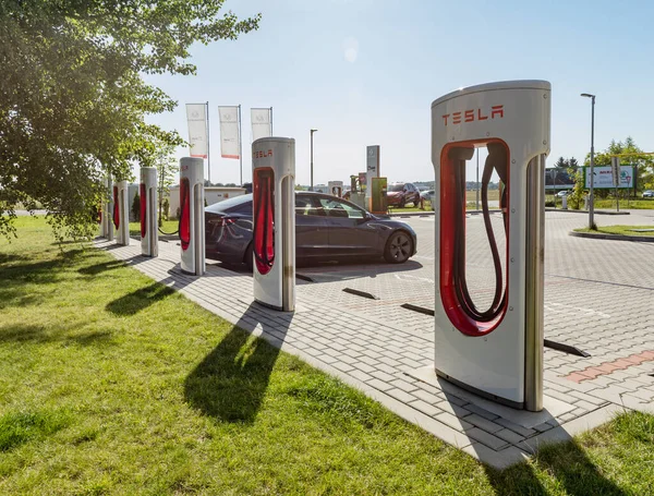Vestec Cseh Köztársaság 2022 Július Szupertöltő Állomás Elektromobiloknak Tesla Parkoló — Stock Fotó