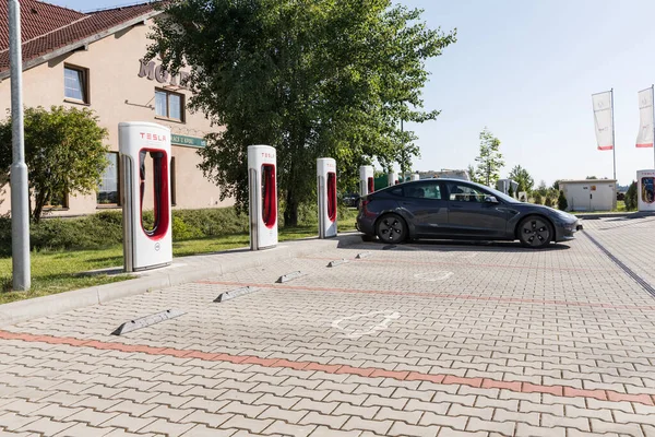 Statka Republika Czeska Lipiec 2022 Stacja Tesla Ładowarka Samochodów Elektrycznych — Zdjęcie stockowe