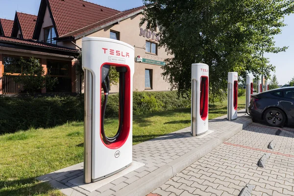 Statka Republika Czeska Lipiec 2022 Stacja Tesla Ładowarka Samochodów Elektrycznych — Zdjęcie stockowe