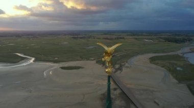 Mont-Saint-Michel 'deki melek heykeli. Fransa 'daki Kale