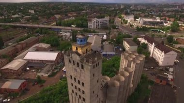 Mısır gevreği için terk edilmiş konteynırlar. Kharkov
