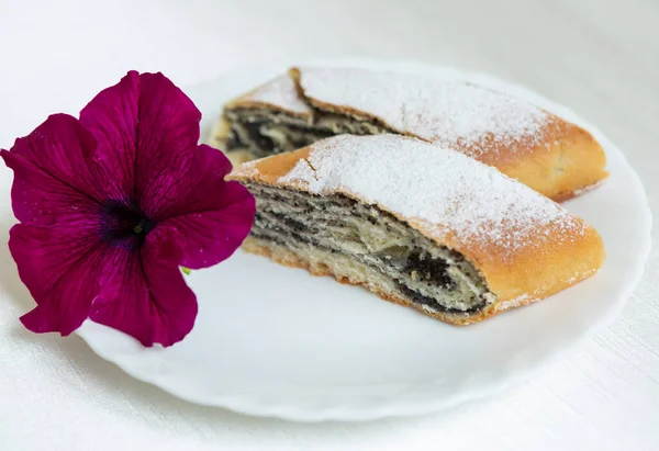 Poppy Seed Cake Lies Plate Decorated Live Flower — Foto de Stock