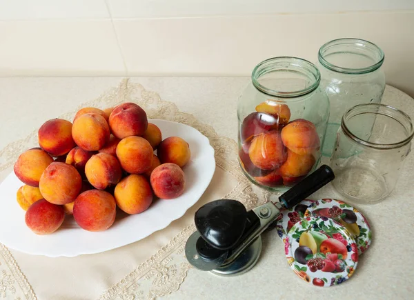 Table Dish Peaches Jars Home Canning Lids Jars Key Canning — Zdjęcie stockowe