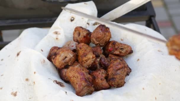 Chef Removes Pieces Fried Meat Skewer Plate Covered Pita Bread — Vídeo de Stock