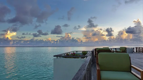 Manhã Cedo Nas Maldivas Nuvens Azuis Douradas Acima Horizonte Reflexão Imagem De Stock