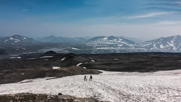 Dağ Yamacında Erimiş Kar Var Tepeye Tırmanırken Iki Kişi Yürüyüş — Stok fotoğraf