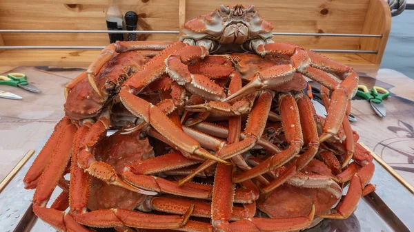 Les Crabes Des Neiges Bouillis Sont Empilés Sur Plateau Longues — Photo