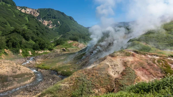 Rio Corre Longo Leito Rochoso Vale Dos Geysers Colunas Vapor — Fotografia de Stock