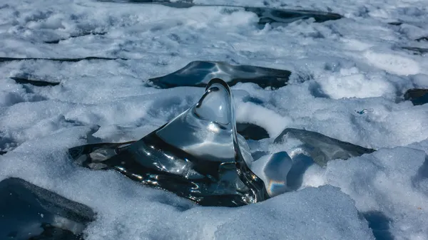 Fragmento Transparente Gelo Semelhante Uma Gota Congelada Está Neve Destaques — Fotografia de Stock