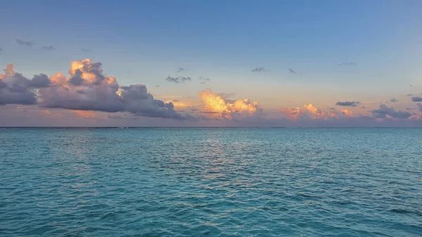 Hay Ondas Superficie Del Océano Aguamarina Hay Nubes Azules Doradas —  Fotos de Stock