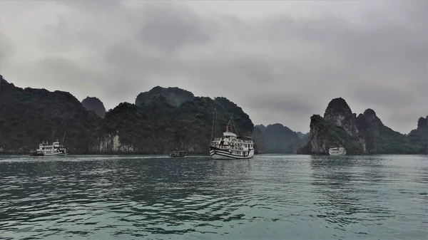 Spokojnych Wodach Zatoki Halong Statki Turystyczne Wyspy Dziwnymi Zarysami Tle — Zdjęcie stockowe