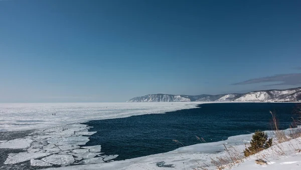 Een Niet Bevroren Rivier Stroomt Uit Een Bevroren Meer Witte — Stockfoto