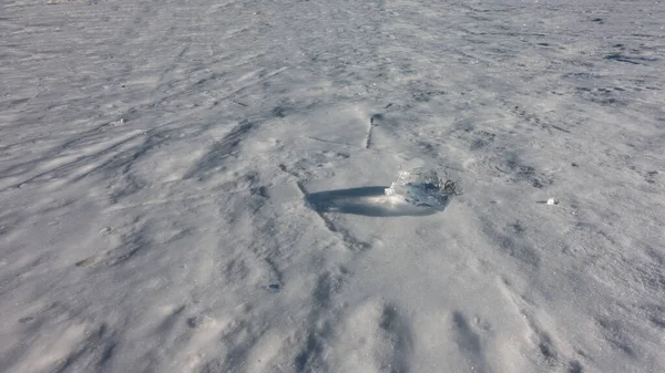 Замерзлому Озері Лежить Прозора Крижана Брила Сонячний Блиск Краях Тінь — стокове фото