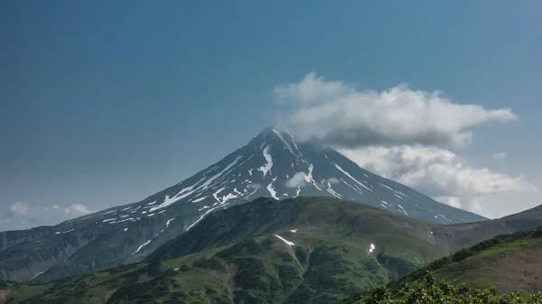 Ein Wunderschöner Kegelförmiger Vulkan Vor Blauem Himmel Schnee Auf Den — Stockfoto