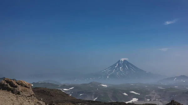 Belo Vulcão Cónico Num Fundo Azul Neve Nas Encostas Uma — Fotografia de Stock