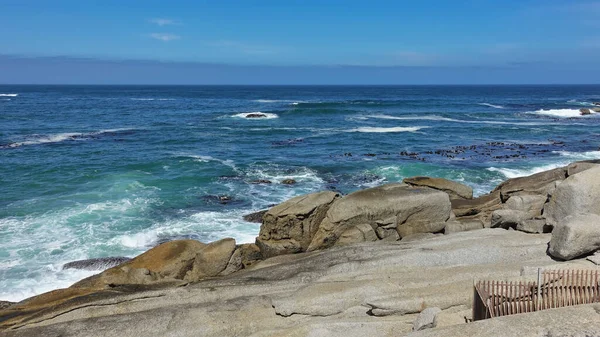 Atlantik Okyanusu Kıyısında Büyük Kayalar Var Turkuaz Sörf Dalgaları Kayalarda — Stok fotoğraf