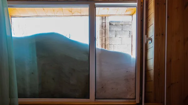 Блискуче Вікно Кімнати Виходить Вулицю Ззовні Скло Покрите Великим Сніговим — стокове фото