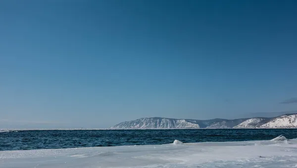 Buzlu Kıyılar Arasında Buzsuz Mavi Bir Nehir Akıyor Sudaki Dalgalanmalar — Stok fotoğraf