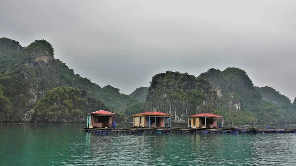 Stare Domy Rybackie Stoją Pływającym Pokładzie Szmaragdowa Woda Halong Bay — Zdjęcie stockowe