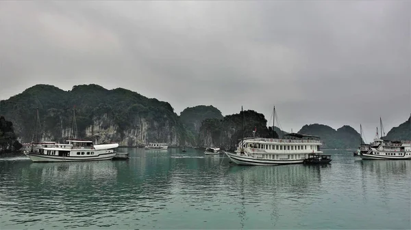 Statki Turystyczne Stoją Spokojnych Szmaragdowych Wodach Zatoki Halong Dziwne Wyspy — Zdjęcie stockowe