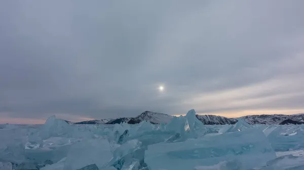 Türkisfarbene Buckelpisten Auf Einem Zugefrorenen See Das Grelle Sonnenlicht Den — Stockfoto