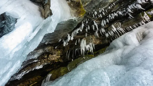 화강암의 납골당에는 종유석이 매달려 있습니다 의벽은 얼음이다 클로즈업 바이칼호 — 스톡 사진