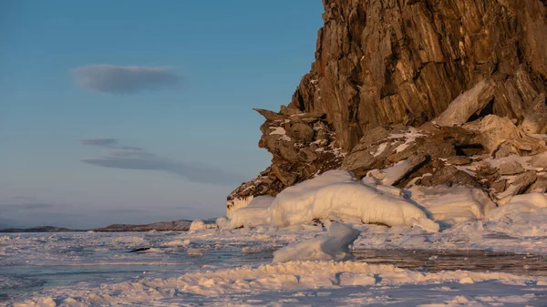 Гранитная Скала Лишенная Растительности Возвышается Над Замерзшим Озером Странные Очертания — стоковое фото