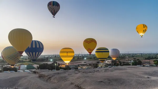 Jasne Balony Wznoszą Się Świcie Nad Pustynią Luksorze Poranne Niebo — Zdjęcie stockowe