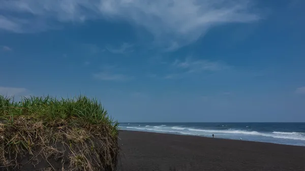 Ein Strand Mit Schwarzem Vulkansand Der Pazifikküste Türkise Brandungswellen Rollen — Stockfoto