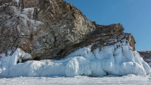 Une Roche Granitique Pittoresque Dépourvue Végétation Élève Dessus Lac Gelé — Photo