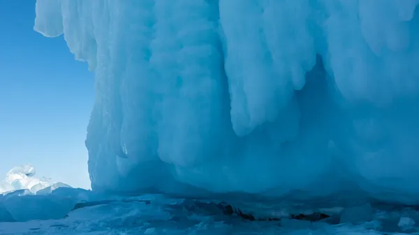 Льодовикова Основа Скелі Зблизька Над Замерзлом Озером Звисають Блакитні Бурульки — стокове фото