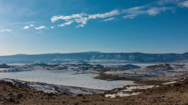 Заморожене Озеро Оточене Пагорбами Сніг Голій Землі Гірський Хребет Блакитному — стокове фото