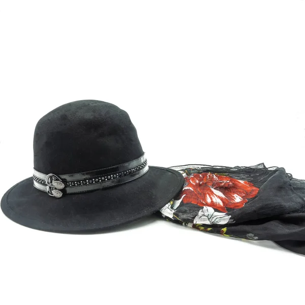 妇女的配件 黑色的感觉软帽 宽边带和装饰闪亮的带子 半透明黑色围巾 红色花纹 在白色背景下被隔离 — 图库照片