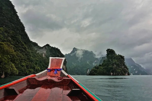 Туманный Дождливый День Таиланде Яркий Длиннохвостый Тайский Катер Плавает Озеру — стоковое фото