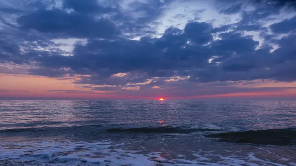 Wieczorny Krajobraz Morski Odcienie Niebieskiego Różowego Niebie Malownicze Chmury Słońce — Zdjęcie stockowe