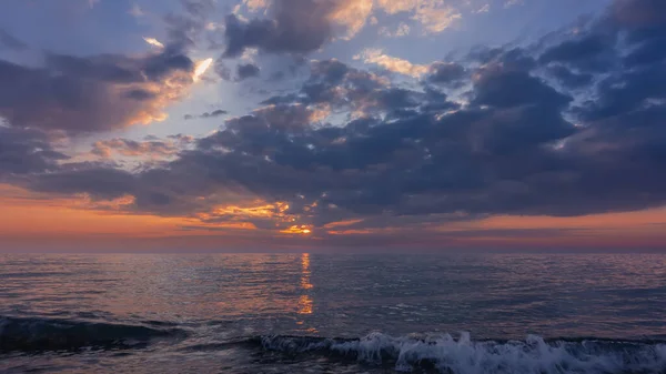 Zachód Słońca Nad Morzem Promienie Słoneczne Przedostają Się Przez Niebieskie — Zdjęcie stockowe