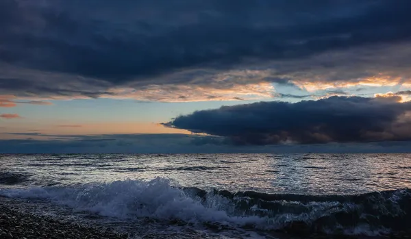 Dämmerung Herbststrand Die Sonne Versteckt Sich Hinter Dicken Blauen Wolken — Stockfoto
