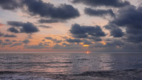 Misteriosa Puesta Sol Sobre Mar Sol Está Bajo Cielo Naranja — Foto de Stock