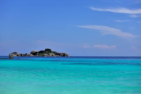 Чистая Аквамариновая Вода Андаманского Моря Спокойна Горизонте Виден Небольшой Остров — стоковое фото