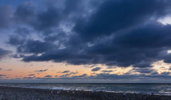 Der Abendhimmel Ist Von Dunkelblauen Wolken Bedeckt Über Dem Horizont — Stockfoto