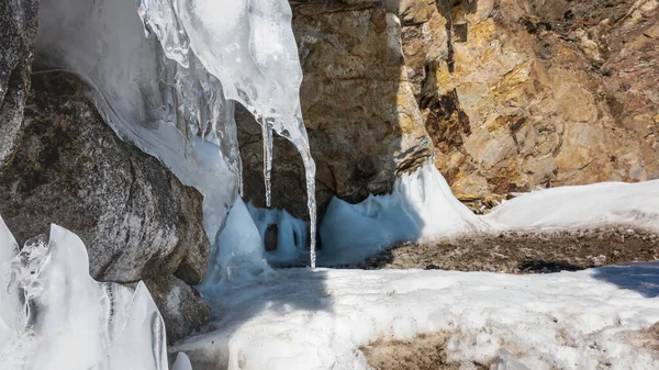 얼음이 위에는 고드름이 나타났다 아래에서는 해졌습니다 겨울의 — 스톡 사진
