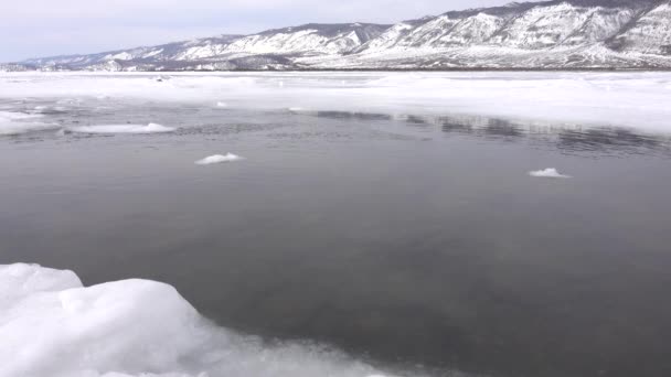 Início Primavera Lago Congelado Baikal Polynya Que Floes Gelo Flutuam — Vídeo de Stock