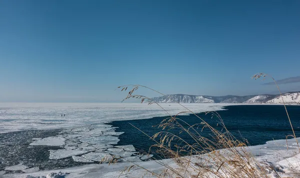 Озеро Покрыто Льдом Границе Истоком Незамерзающей Реки Льдины Заснеженные Горы — стоковое фото