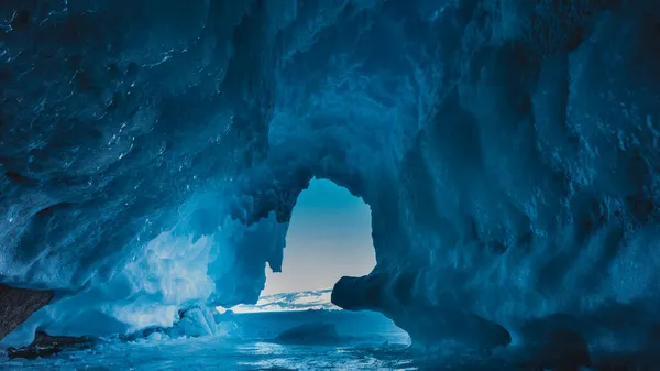 Uma Gruta Incomum Rocha Completamente Coberta Com Gelo Azul Brilhante — Fotografia de Stock